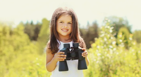 Retrato Criança Menina Com Binóculos Dia Ensolarado Verão — Fotografia de Stock