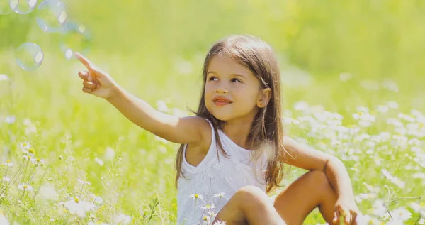 Portrait Little Girl Child Grass Sunny Summer Day — Stock Photo, Image