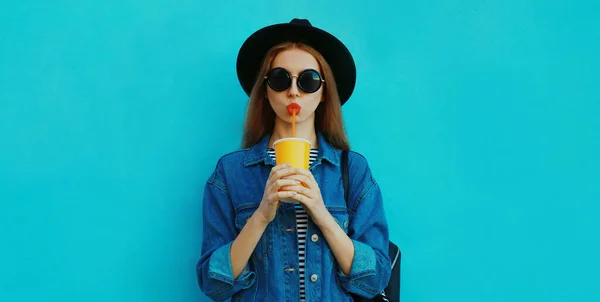 Retrato Jovem Bebendo Suco Usando Chapéu Redondo Preto Casaco Ganga — Fotografia de Stock