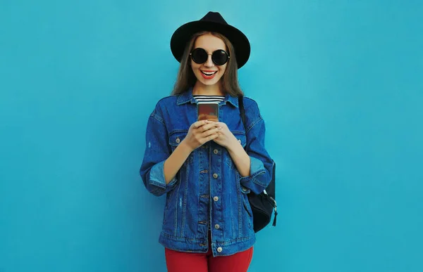 Portret Van Een Glimlachende Jonge Vrouw Met Smartphone Met Een — Stockfoto