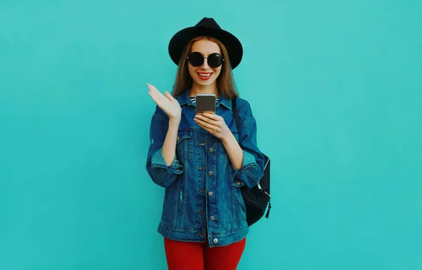 Retrato Una Joven Sonriente Con Teléfono Inteligente Con Sombrero Redondo — Foto de Stock