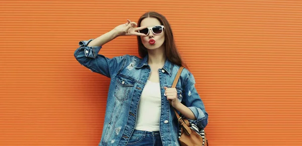 Porträt Einer Jungen Frau Jeansjacke Mit Rucksack Posiert Auf Orangefarbenem — Stockfoto