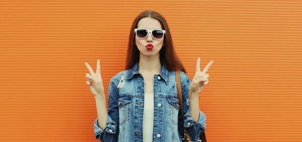 Retrato Mujer Joven Con Chaqueta Mezclilla Con Mochila Posando Sobre —  Fotos de Stock