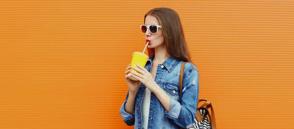 Porträt Einer Jungen Frau Die Einen Saft Auf Orangefarbenem Hintergrund — Stockfoto