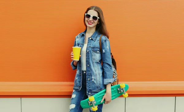 Porträtt Leende Ung Kvinna Med Grön Skateboard Färgglad Orange Bakgrund — Stockfoto