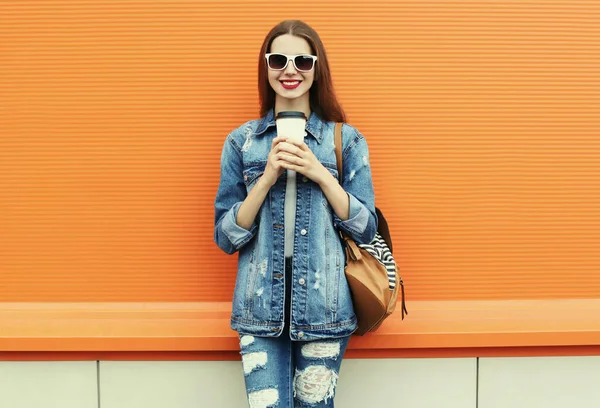 Portrait Jeune Femme Souriante Heureuse Avec Une Tasse Café Dans — Photo