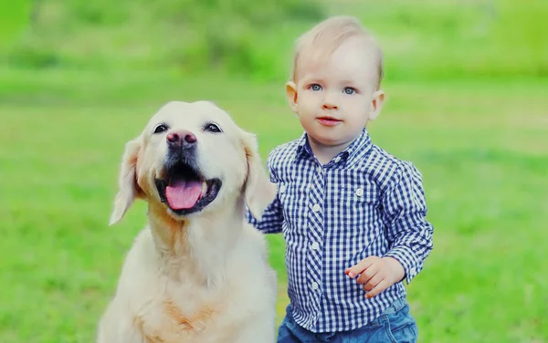 Mały Chłopiec Dziecko Pies Golden Retriever Razem Trawie Parku — Zdjęcie stockowe