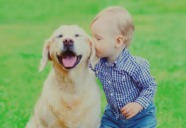 Küçük Çocuk Golden Retriever Köpeği Parkta Çimlerin Üzerinde Birlikte — Stok fotoğraf