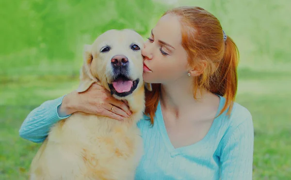 Mulher Feliz Beijando Seu Cão Golden Retriever Uma Grama Parque — Fotografia de Stock