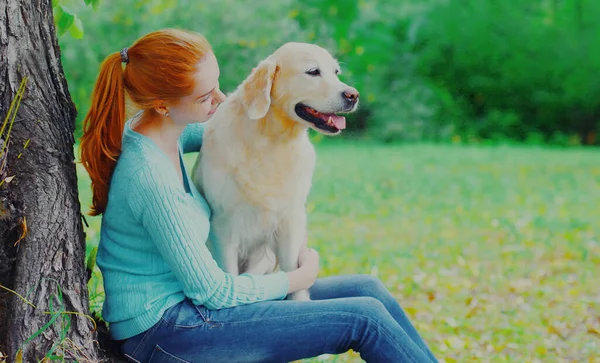 Donna Felice Seduta Con Suo Cane Golden Retriever Erba Parco — Foto Stock