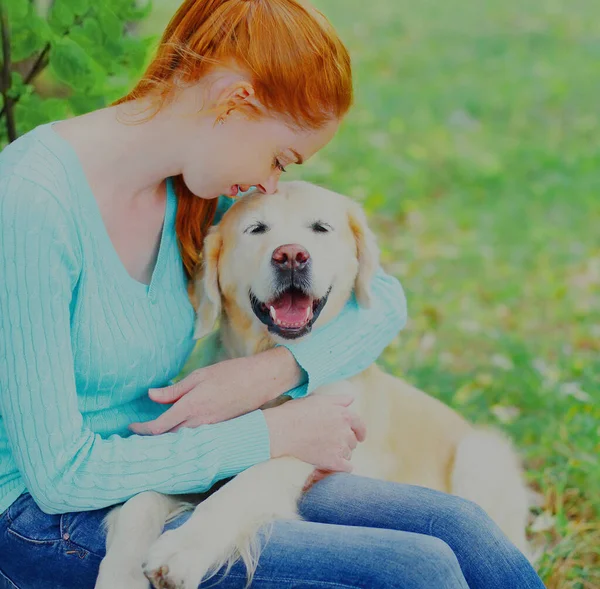 Mulher Feliz Beijando Seu Cão Golden Retriever Uma Grama Parque — Fotografia de Stock
