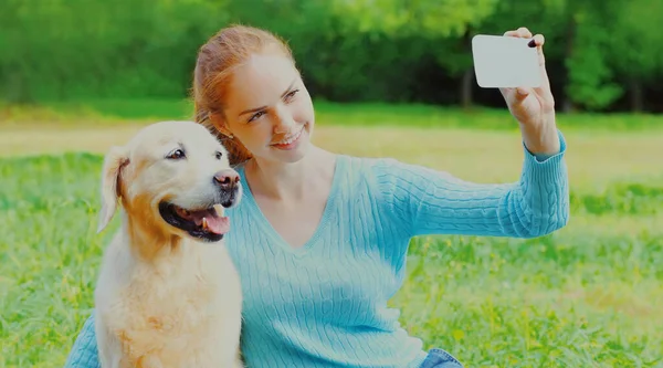 Портрет Счастливой Улыбающейся Женщины Золотой Собакой Ретривером Делающей Селфи Телефону — стоковое фото