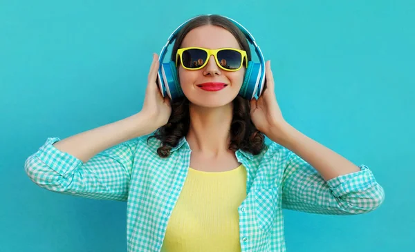 Retrato Una Joven Feliz Con Auriculares Inalámbricos Escuchando Música Sobre —  Fotos de Stock