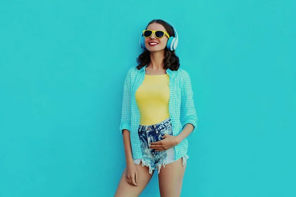 Retrato Jovem Feliz Com Fones Ouvido Sem Fio Ouvindo Música — Fotografia de Stock