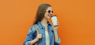 Portre, turuncu arka planda bir şehirde elinde bir fincan kahveyle gülümseyen genç bir kadının portresi.