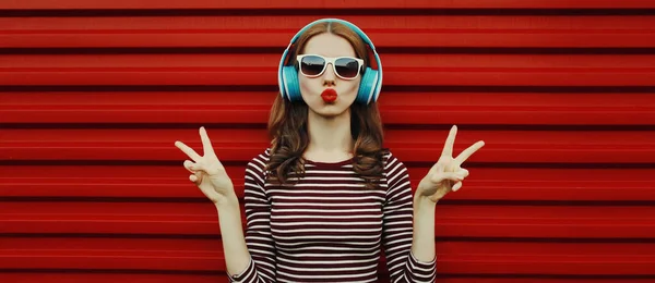 Портрет Молодой Женщины Беспроводных Наушниках Слушающей Музыку Красном Фоне — стоковое фото