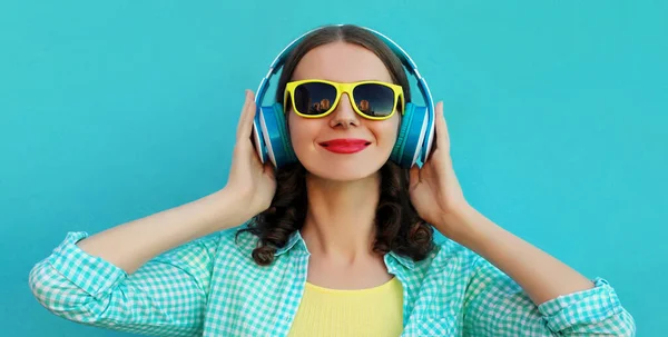 Портрет Крупним Планом Усміхненої Молодої Жінки Навушниками Слухають Музику Синьому — стокове фото