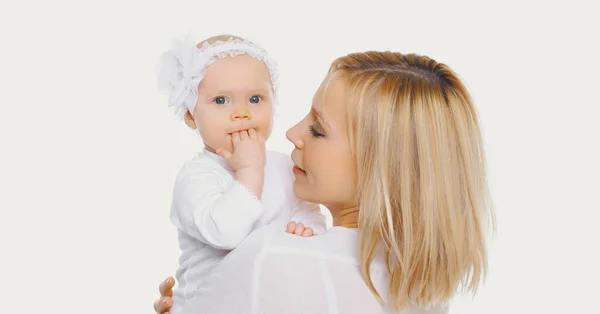 Retrato Mãe Sorridente Feliz Bebê Pequeno Bonito Sobre Fundo Branco — Fotografia de Stock