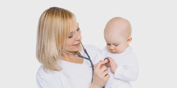 Primer Plano Doctora Escuchando Corazón Del Bebé Sobre Fondo Blanco —  Fotos de Stock