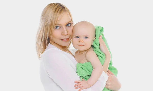 白い背景に入浴後にタオルでぬれた赤ちゃんを拭くお母さんの肖像画 — ストック写真