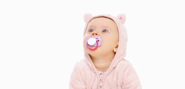 Retrato Bebê Pequeno Traje Rosa Macio Com Chupeta Sobre Fundo — Fotografia de Stock