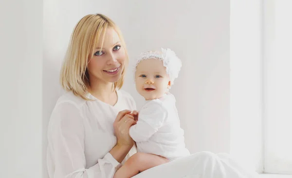 Retrato Feliz Madre Sonriente Lindo Bebé Habitación Blanca Casa Cerca — Foto de Stock