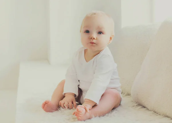 Porträt Eines Süßen Babys Das Hause Einem Weißen Raum Sitzt — Stockfoto