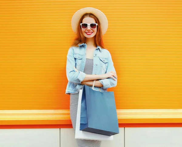 Portret Van Een Vrolijke Jonge Vrouw Met Boodschappentassen Met Een — Stockfoto