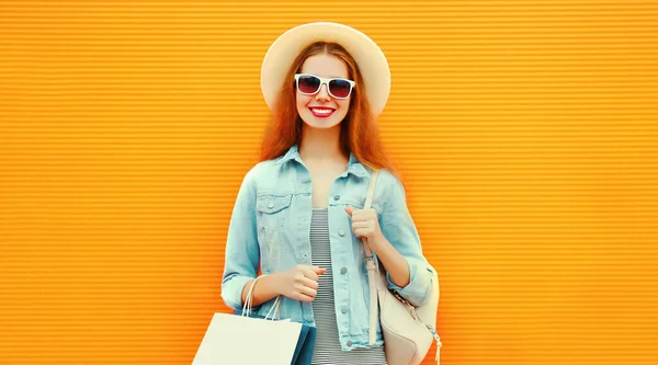 Retrato Jovem Feliz Com Sacos Compras Usando Chapéu Palha Verão — Fotografia de Stock