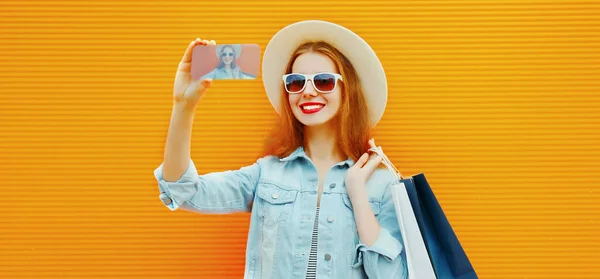 Portrét Zblízka Šťastné Usmívající Mladá Žena Při Selfie Obrázek Chytrým — Stock fotografie