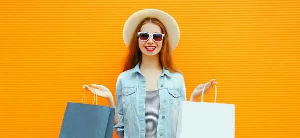 Porträtt Glad Ung Kvinna Med Shoppingväskor Bär Sommar Halm Hatt — Stockfoto