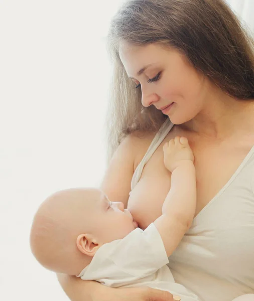 Ritratto Vicino Una Giovane Madre Felice Che Allatta Bambino Casa — Foto Stock