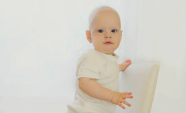 Retrato Bebê Sentado Uma Cadeira Casa Sobre Janela Branca — Fotografia de Stock