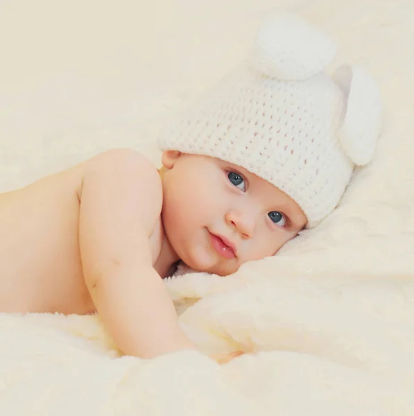 在家里睡在白色床上的甜美婴儿的近照 — 图库照片