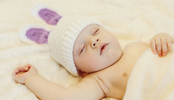 Κοντινό Πορτρέτο Του Γλυκού Μωρού Κοιμάται Ένα Λευκό Κρεβάτι Στο — Φωτογραφία Αρχείου