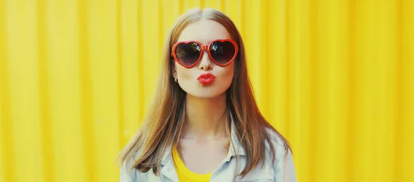 Cool Meisje Model Poseren Gele Achtergrond — Stockfoto