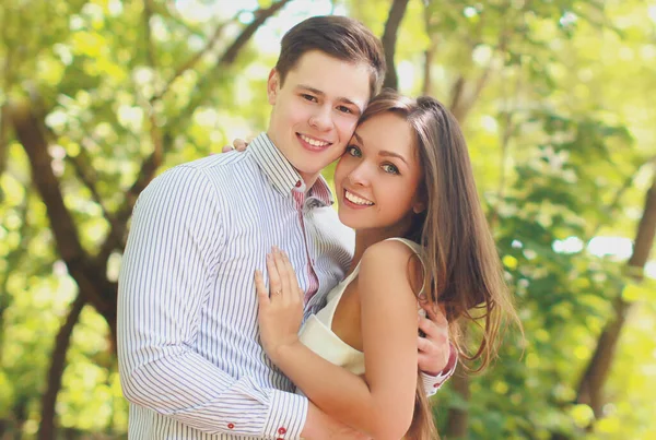 Heureux Sourire Jeune Couple Adolescents Étreignant Extérieur Dans Parc — Photo