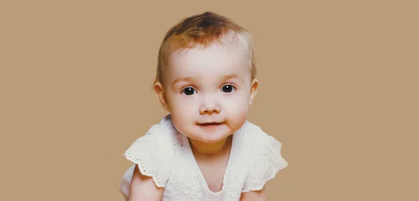 Retrato Bebê Bonito Olhando Para Câmera Fundo — Fotografia de Stock