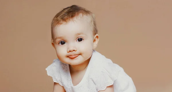 Portret Van Schattige Baby Zoek Naar Camera Een Achtergrond — Stockfoto