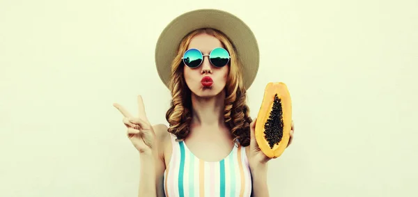 Retrato Verano Una Hermosa Joven Posando Con Papaya Usando Sombrero — Foto de Stock