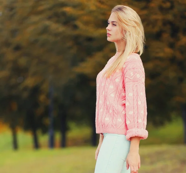 Retrato Hermosa Mujer Rubia Joven Con Suéter Punto Rosa Parque —  Fotos de Stock