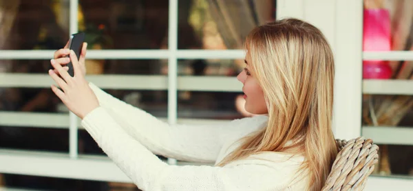 Primer Plano Mujer Joven Tomando Foto Selfie Por Teléfono Inteligente — Foto de Stock