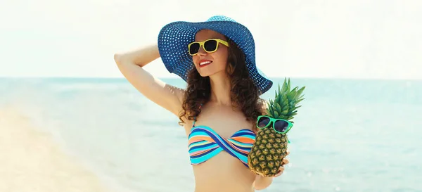 Mulher Bonita Uma Praia Com Abacaxi Engraçado Usando Chapéu Palha — Fotografia de Stock