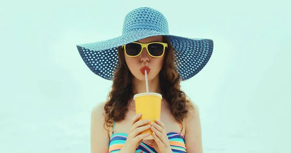 Frau Trinkt Einen Saft Mit Strohhut Einem Strand Auf Meeresgrund — Stockfoto