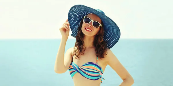 Mujer Joven Feliz Una Playa Con Sombrero Paja Bikini Fondo —  Fotos de Stock