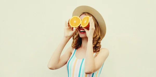 Летний Позитивный Портрет Веселой Женщины Покрывающей Глаза Ломтиками Апельсина Ищущей — стоковое фото
