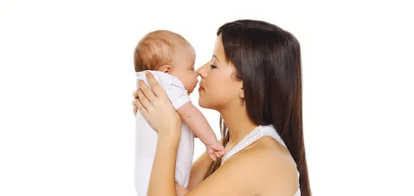 Retrato Cerca Feliz Madre Joven Abrazando Bebé Sobre Fondo Blanco —  Fotos de Stock