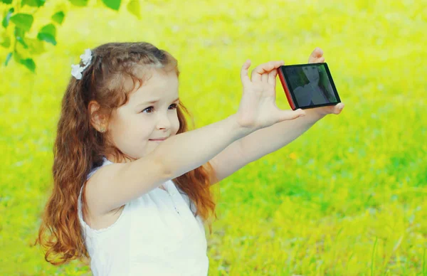 Küçük Bir Kızın Portresi Yaz Parkında Akıllı Telefondan Selfie Çekiyor — Stok fotoğraf