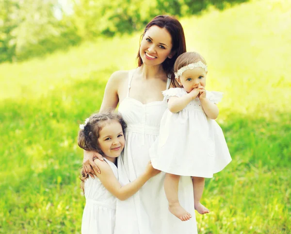 Porträt Einer Glücklich Lächelnden Mutter Mit Zwei Töchtern Auf Dem — Stockfoto
