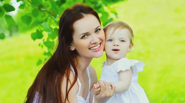 Retrato Mãe Feliz Bebê Menina Grama Parque Verão — Fotografia de Stock